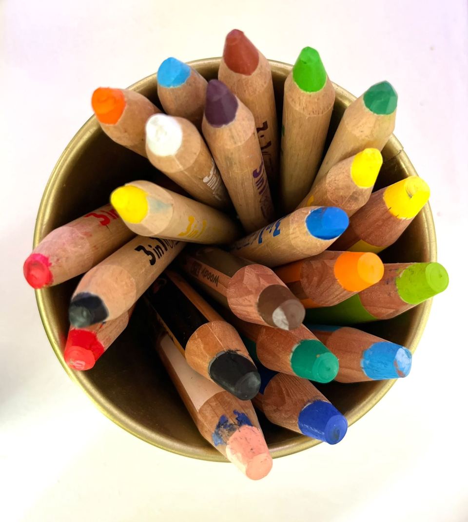 Pot de gros crayons de couleur vu du dessus