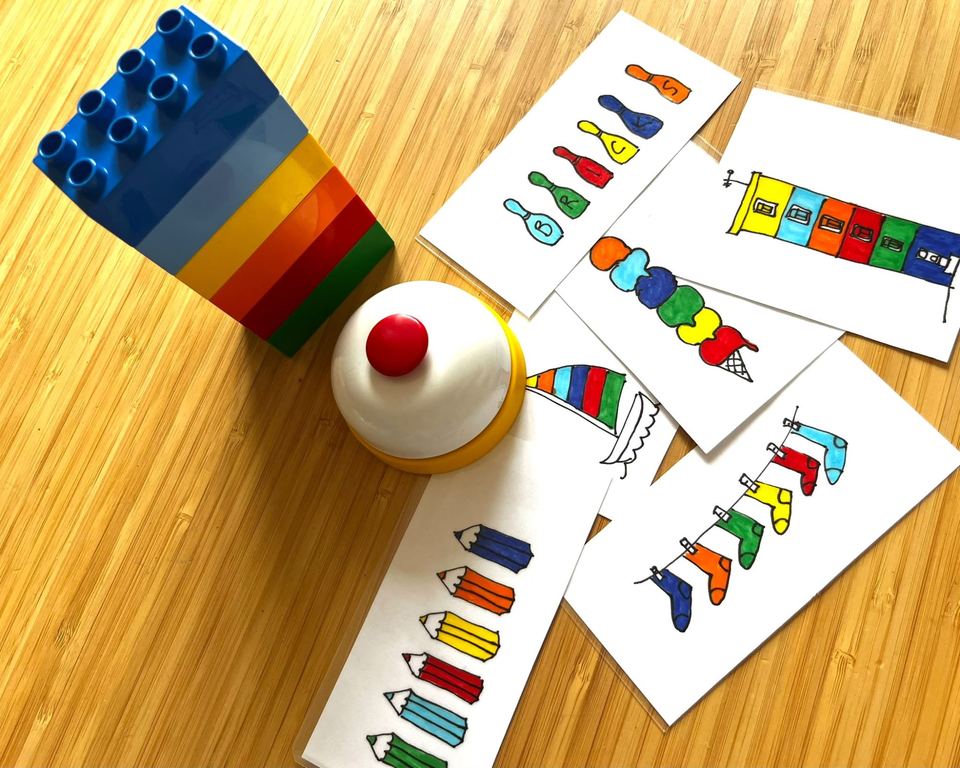 Briques de couleur, sonnette et cartes illustrées de séries de couleurs